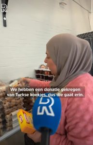 Vrijwilliger van Stichting Salaam vult voedselpakket tijdens de ramadan in Rotterdam